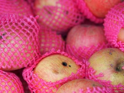 Äpfel in Plastik verpackt
