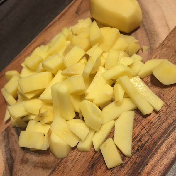 Klein geschnittene Kartoffeln