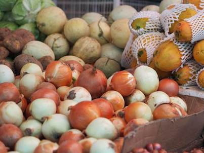 Frische Zwiebeln am Markt
