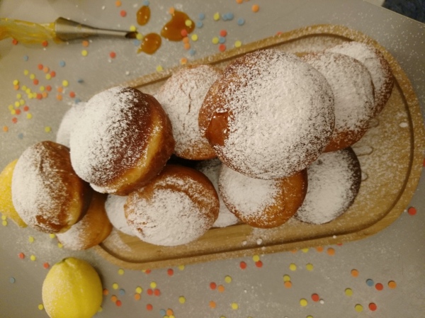 Faschingskrapfen mit Marillenmarmelade