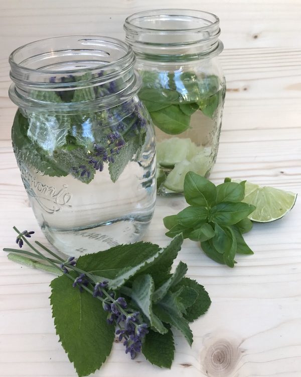 Wasser mit Minz-Lavendel und Basilikum-Limette
