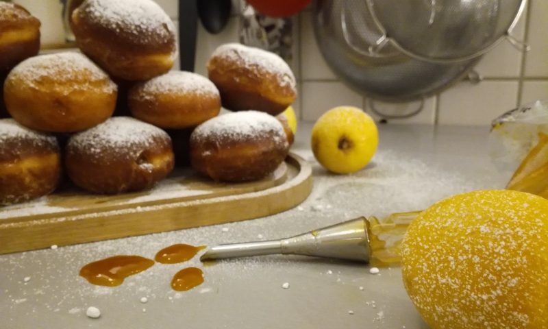 Selbstgemachte Faschingskrapfen